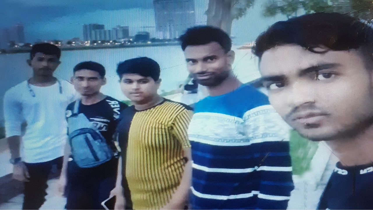 ভুক্তভোগী পাঁচ যুবক। ছবি: সংগৃহীত