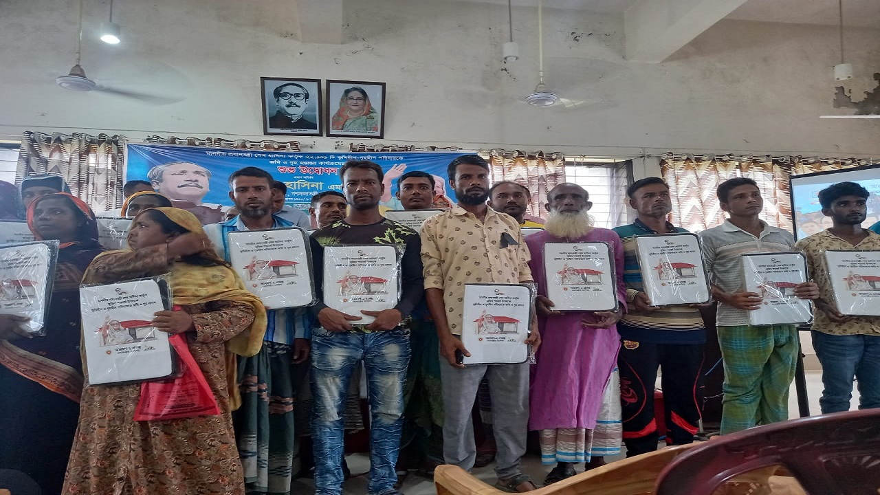 কয়রায় প্রধানমন্ত্রীর উপহারের ঘর পেলেং ১০০ পরিবার। ছবি: কালবেলা