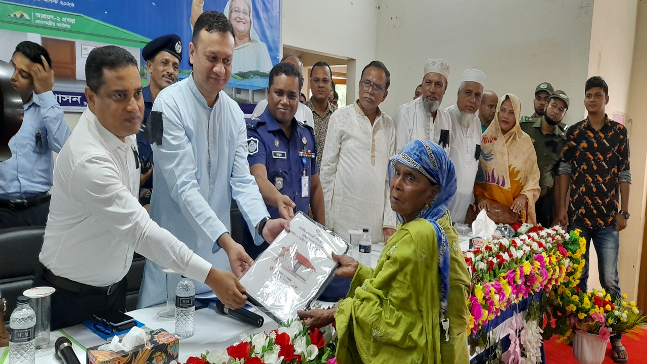 গফরগাঁওয়ে প্রধানমন্ত্রীর উপহারের ঘর হস্তান্তর। ছবি: কালবেলা