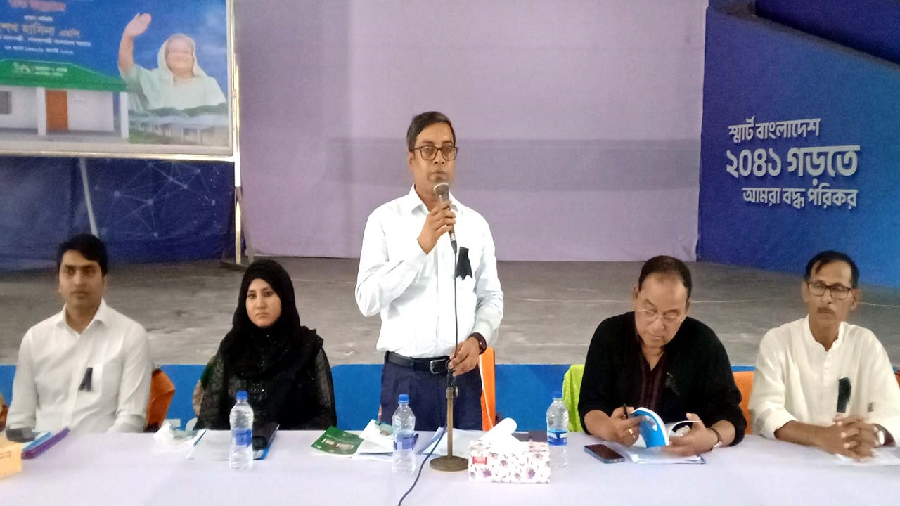 বাগেরহাটে আশ্রয়ণ প্রকল্পের ঘর হস্তান্তর অনুষ্ঠানে বক্তব্য দেন জেলা প্রশাসক মো. খালিদ হোসেন। ছবি: কালবেলা
