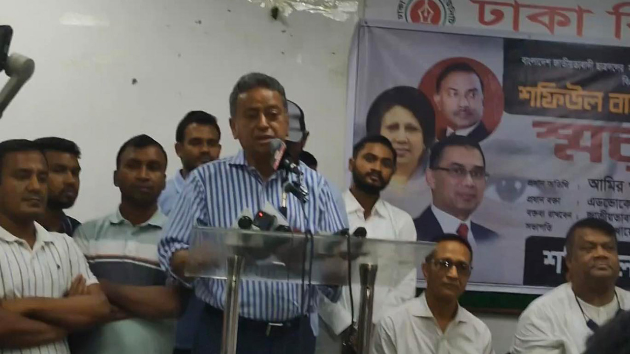 ডিআরইউতে আলোচনা সভায় আমীর খসরু। ছবি : কালবেলা