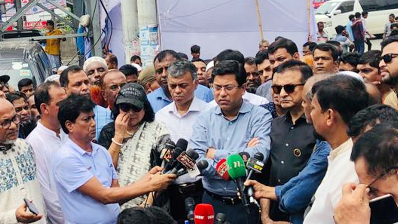 কাঁচপুর বাস টার্মিনাল নির্মিত এলাকা পরিদর্শন করেন ঢাকা দক্ষিণ সিটি কর্পোরেশনের মেয়র শেখ ফজলে নূর তাপস। ছবি : কালবেলা