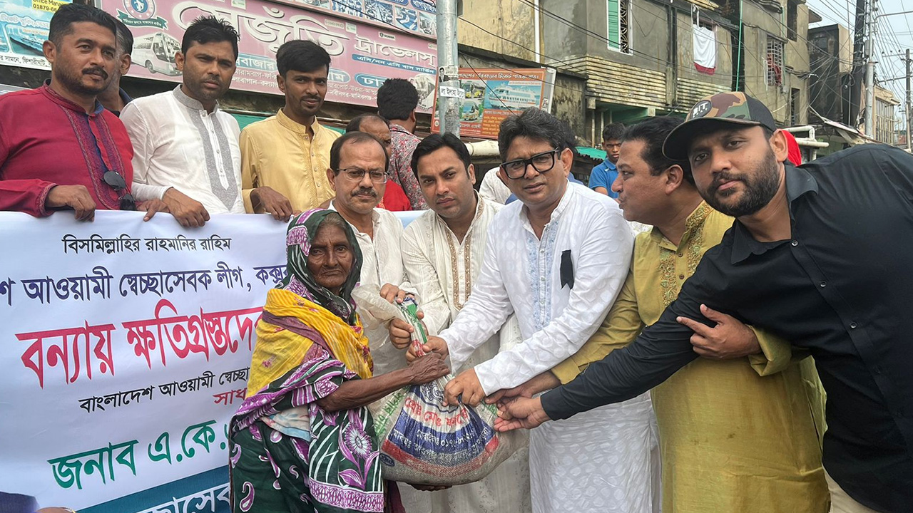 কক্সবাজারে বন্যার্তদের মাঝে স্বেচ্ছাসেবক লীগের খাদ্য সামগ্রী বিতরণ। ছবি : কালবেলা