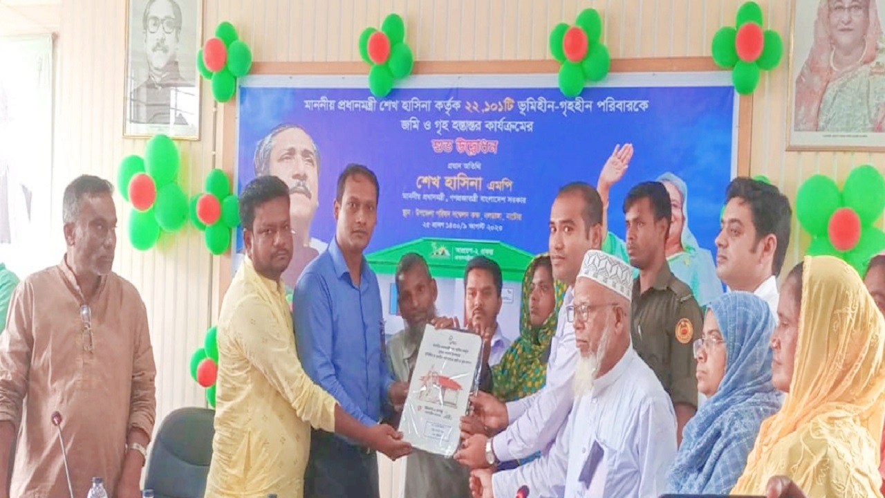 নলডাঙ্গায় প্রধানমন্ত্রীর উপহারের ঘর হস্তান্তর। ছবি: কালবেলা