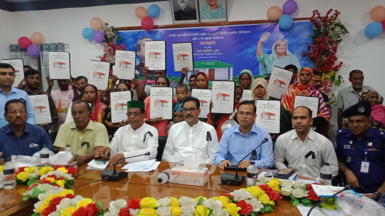 গাংনীতে ভূমিহীনদের মাঝে চতুর্থ পর্যায়ে প্রধানমন্ত্রীর উপহারের ঘর হস্তান্তর। ছবি: কালবেলা