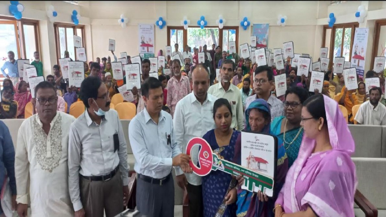 লালমনিরহাটে গৃহহীনদের মাঝে প্রধানমন্ত্রীর উপহারের ঘর হস্তান্তর। ছবি: কালবেলা
