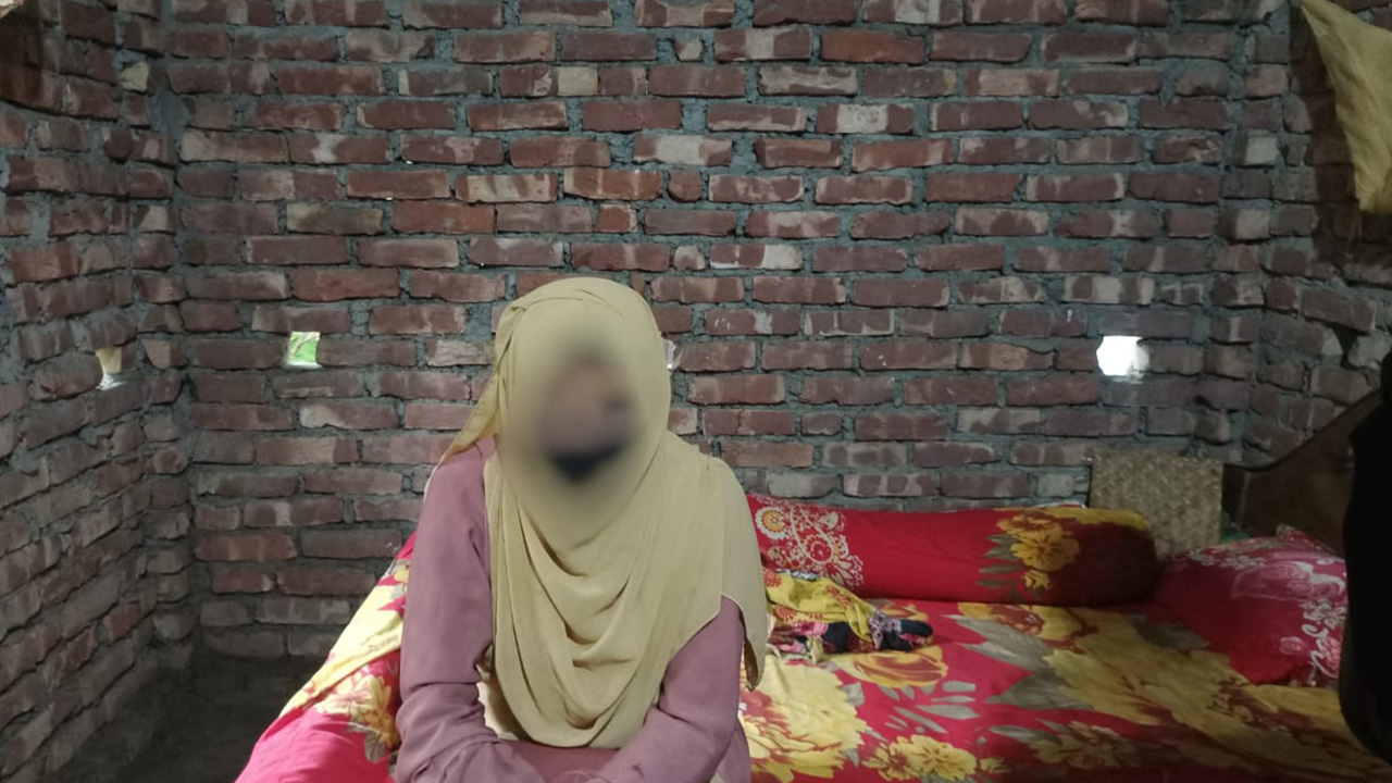 অনশনরত তরুণী। ছবি : কালবেলা