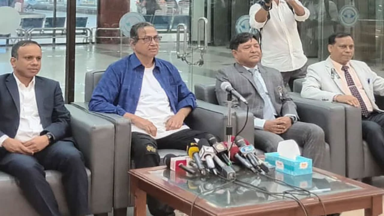 দেশে ফিরে সাংবাদিকদের সঙ্গে কথা বলেছেন জাতিসংঘের কর্মকর্তা লেফটেন্যান্ট কর্নেল (অব.) সুফিউল আনাম। ছবি: সংগৃহীত