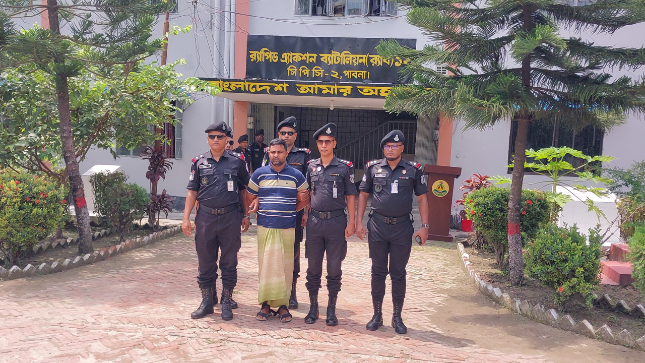 গ্রেপ্তার হওয়া বাবলু ব্যাপারীকে বৃহস্পতিবার পাবনার র‌্যাব কার্যালয়ে সাংবাদিকদের সামনে হাজির করা হয়। ছবি: কালবেলা