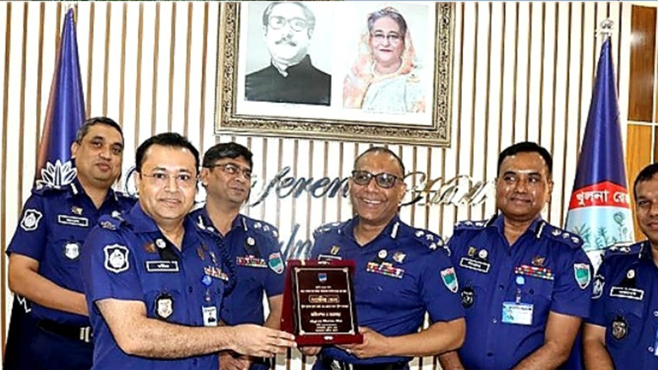 ফের খুলনা রেঞ্জের শ্রেষ্ঠ পুলিশ সুপার হলেন কাজী মনিরুজ্জামান। ছবি : কালবেলা