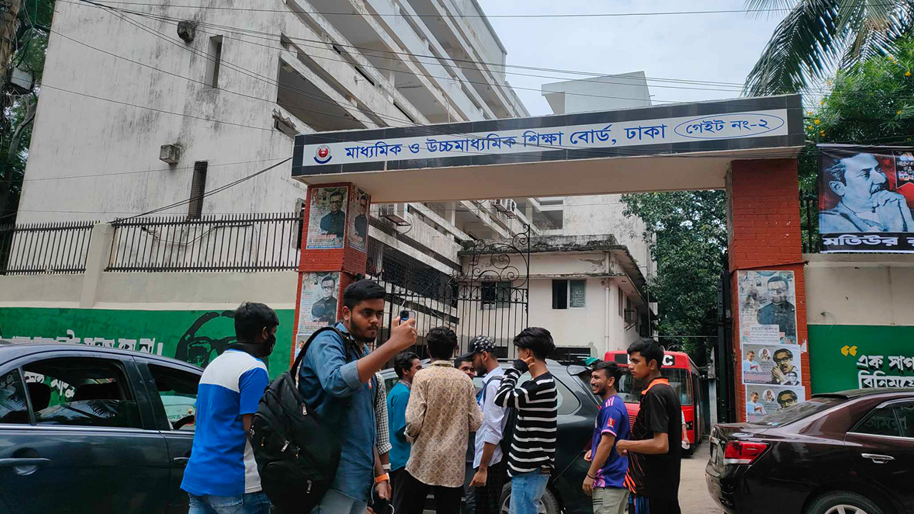 এইচএসসি পেছানোর দাবিতে এবার ঢাকা বোর্ডের সামনে শিক্ষার্থীরা। ছবি : কালবেলা