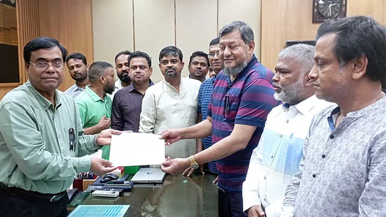 ইসি সচিব মো. জাহাংগীর আলমের কাছে স্বারকলিপি তুলে দিচ্ছেন বাংলাদেশ আওয়ামী যুবলীগ নেতারা।  ছবি : সংগৃহীত