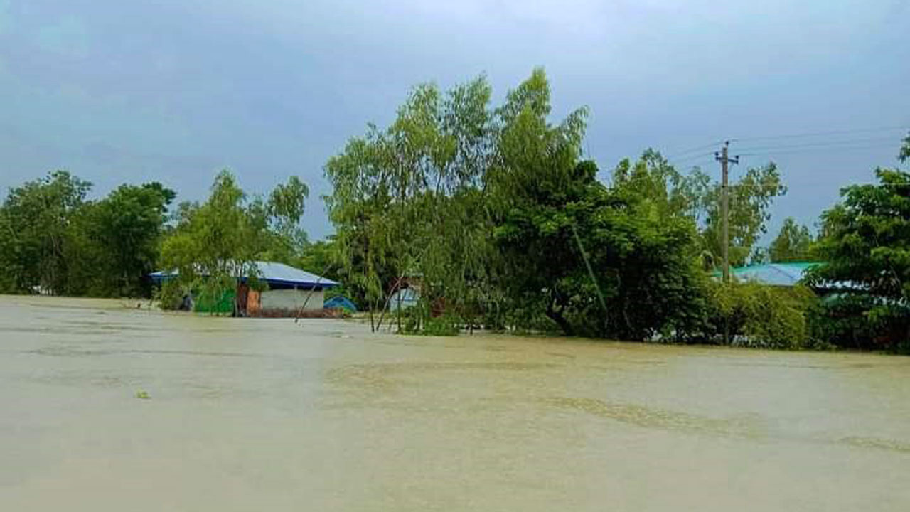 চকরিয়ায় বন্যার পানিতে তলিয়ে গেছে হাজার হাজার বাড়িঘর। ছবি : কালবেলা
