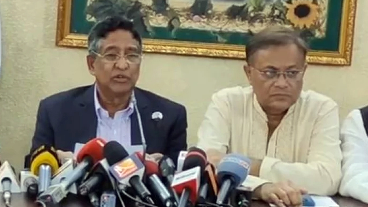 আওয়ামী লীগের প্রতিনিধিদলের ভারত সফর সম্পর্কে বিস্তারিত জানাতে সংবাদ সম্মেলনে আব্দুর রাজ্জাক ও তথ্যমন্ত্রী হাছান মাহমুদ। ছবি : সংগৃহীত