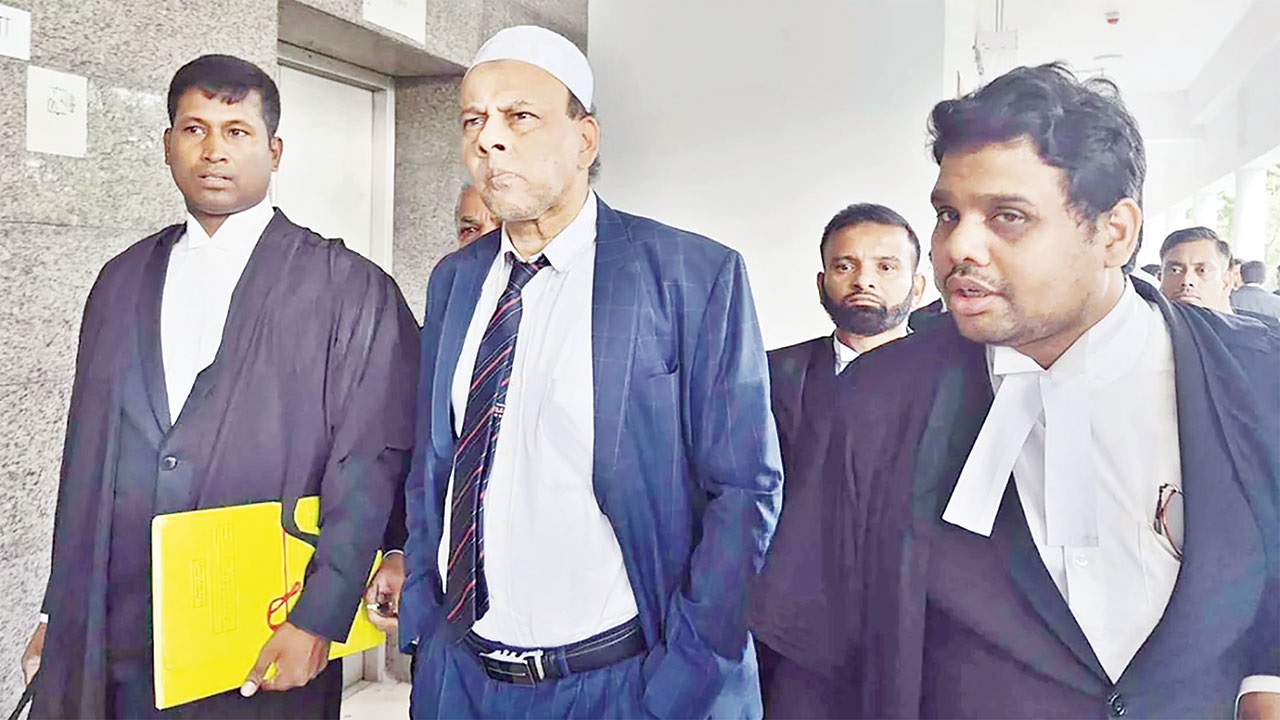 আইনজীবীদের মাঝে কক্সবাজার জেলা জজ মোহাম্মদ ইসমাঈল। ছবি : সংগৃহীত