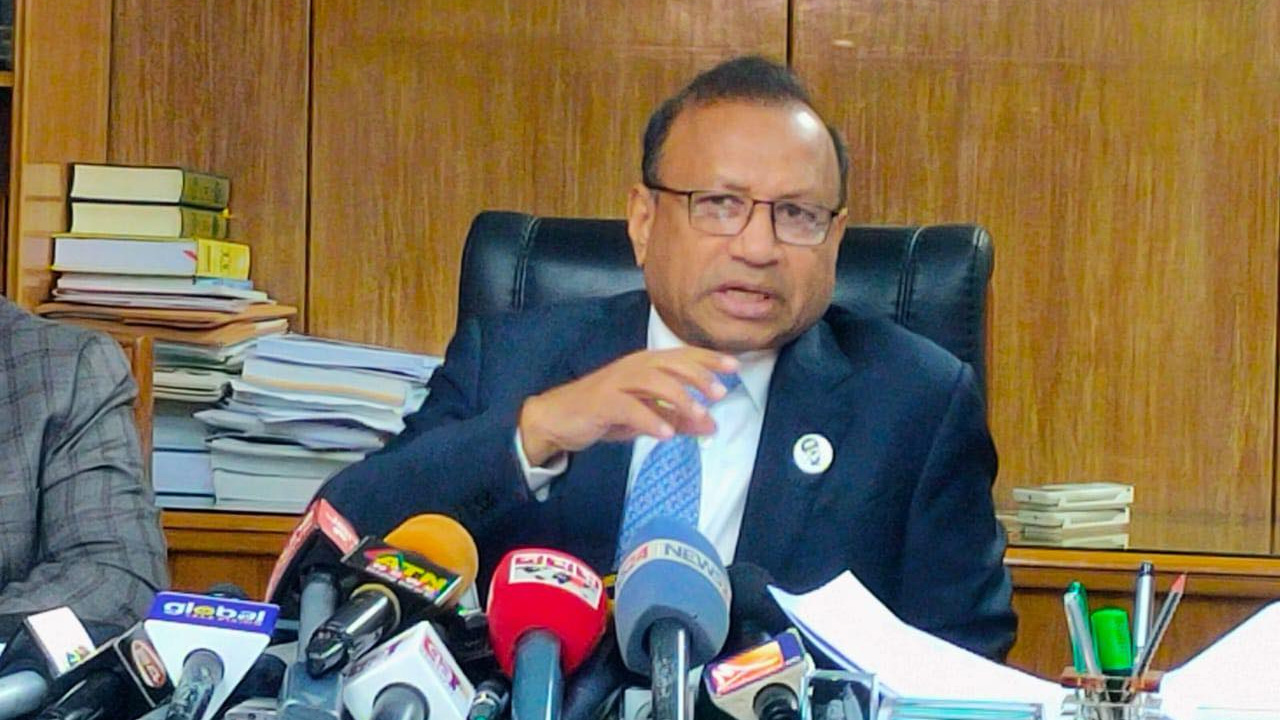 সচিবালয়ে সাংবাদিকদের সঙ্গে কথা বলছেন স্থানীয় সরকারমন্ত্রী মো. তাজুল ইসলাম। ছবি : কালবেলা