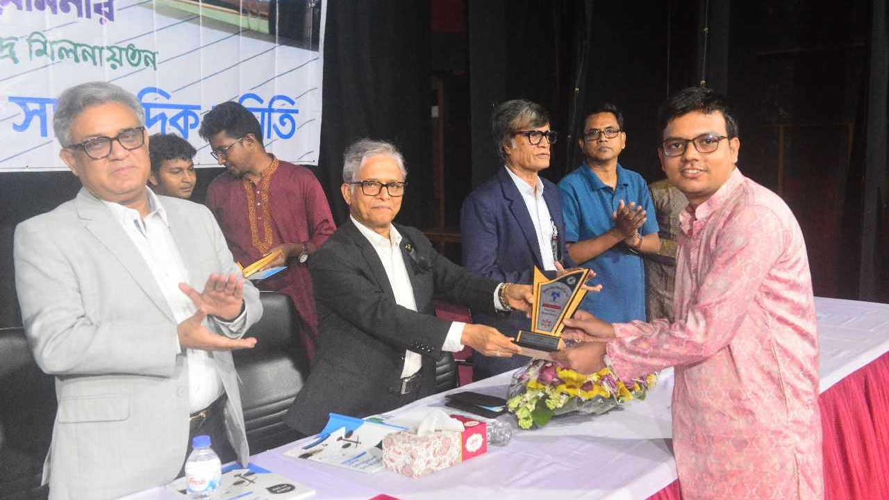 ঢাবি উপাচার্যের কাছ থেকে পুরস্কার নিচ্ছেন মোতাহার হোসেন। ছবি : কালবেলা
