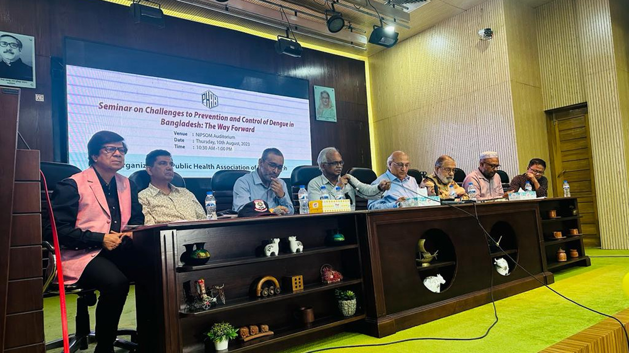 ডেঙ্গু প্রতিরোধ ও নিয়ন্ত্রণের চ্যালেঞ্জ : উত্তরণের উপায় শীর্ষক সেমিনারে কথা বলছেন ডা. শাহ্‌ মনির হোসেন। ছবি : কালবেলা