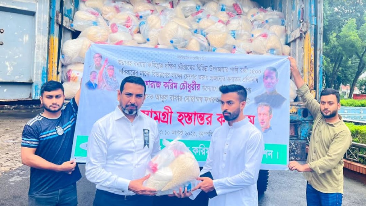 চট্টগ্রামের জেলা প্রশাসকের নিকট ত্রাণসামগ্রী হস্তান্তর করেন তরুণ রাজনীতিবিদ ফারাজ করিম চৌধুরী। ছবি : কালবেলা