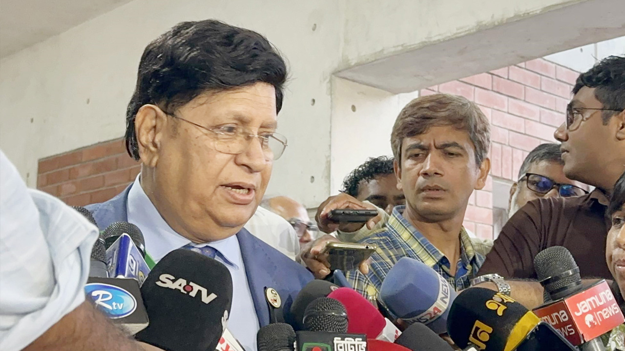 বিশিষ্ট নাগরিকদের সঙ্গে মতবিনিময়ের পর সাংবাদিকদের ব্রিফ করেন পররাষ্ট্রমন্ত্রী ড. এ কে আব্দুল মোমেন। ছবি : সংগৃহীত