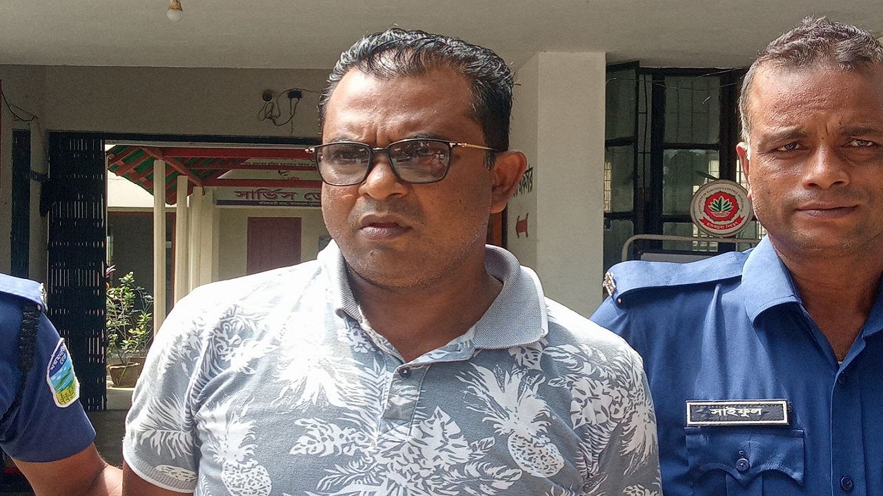পুলিশের হাতে গ্রেপ্তার প্রতারক ওবায়দুর রহমান। ছবি : কালবেলা