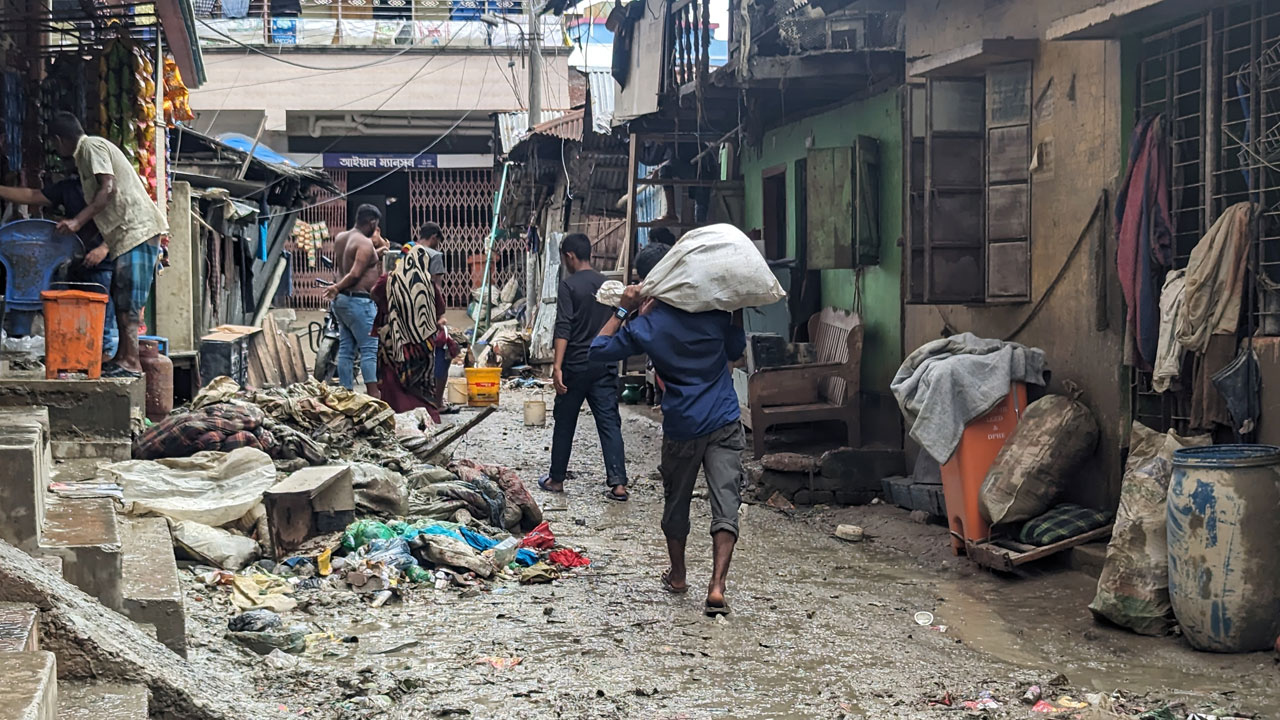 বান্দরবানে বন্যার পানি কমায় আশ্রয়কেন্দ্র থেকে বাড়ি ফিরছে মানুষ। ছবি : কালবেলা