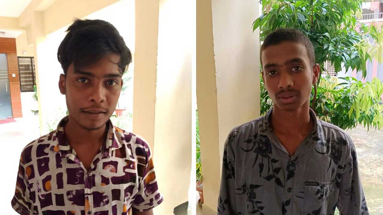 সীতাকুণ্ড থানায় গ্রেপ্তার শাহিন আলম ও রাকিব হাসান। ছবি : সংগৃহীত