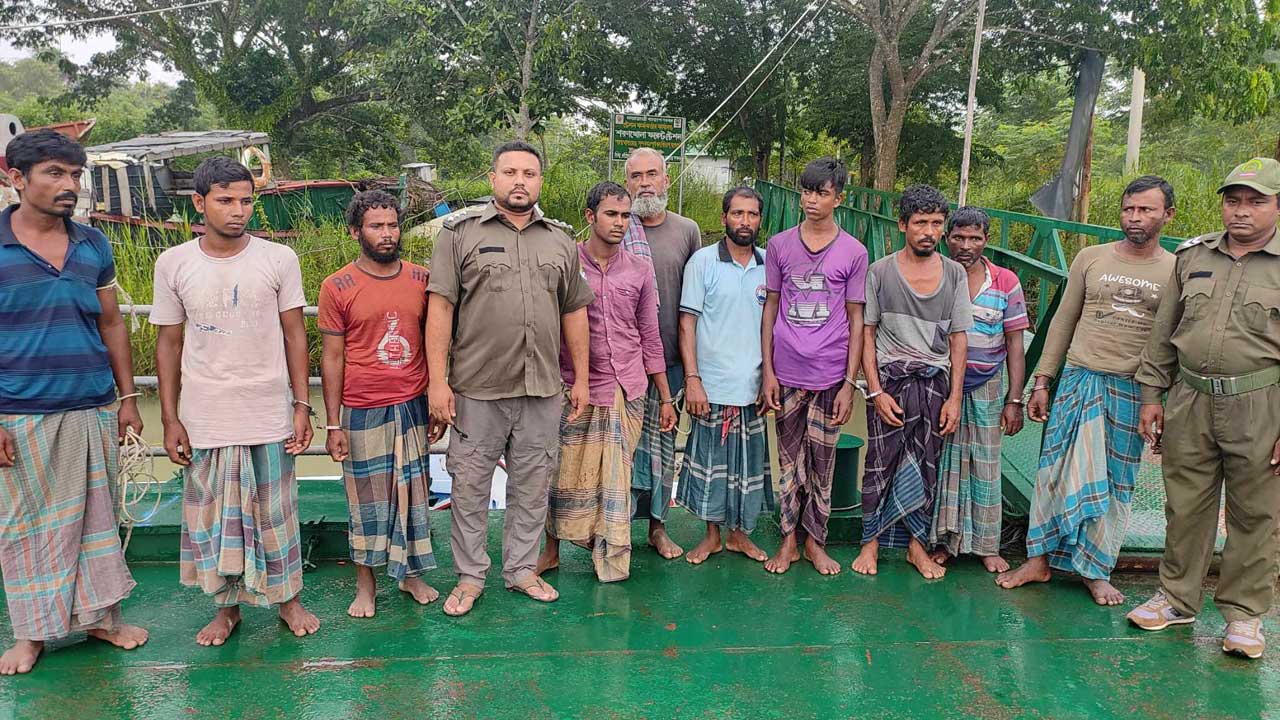 সুন্দরবন থেকে আটক ১১ শিকারি। ছবি : কালবেলা