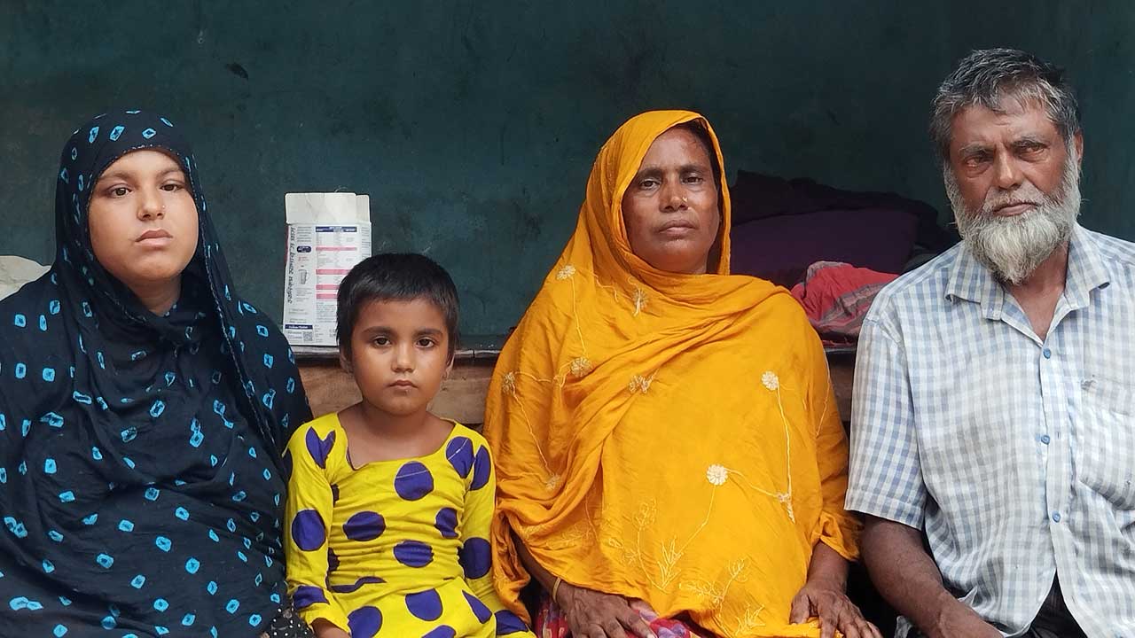 আইনশৃঙ্খলা রক্ষাকারী বাহিনীর দ্বারা তুলে নেওয়া স্বজনদের অপেক্ষায় পরিবার। ছবি : কালবেলা