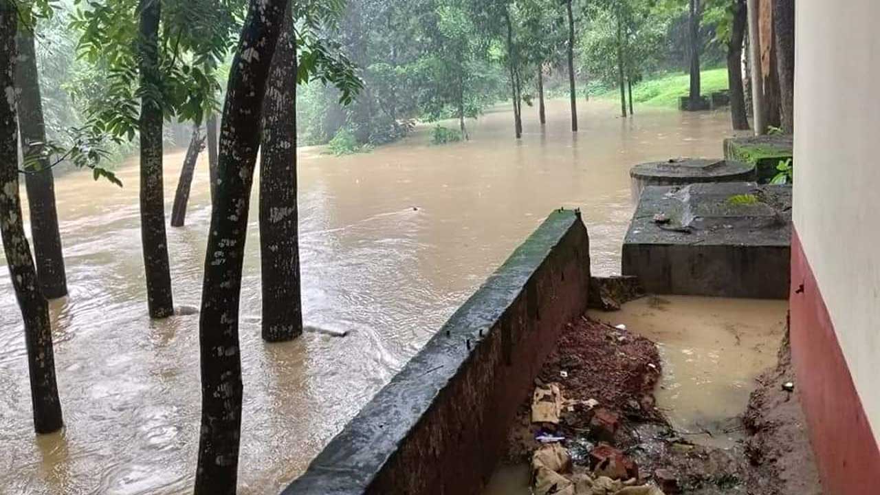 চট্টগ্রামে টানা বর্ষণে বন্যা। ছবি : কালবেলা
