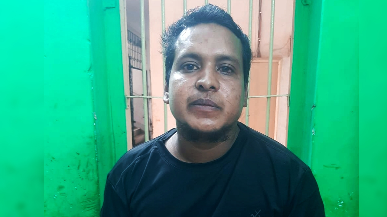 দিনাজপুরের ঘোড়াঘাটে ডিবি পরিচয়ে চাঁদাবাজির অভিযোগে বৃহস্পতিবার গ্রেপ্তার আবদুল মজিদ। ছবি: কালবেলা