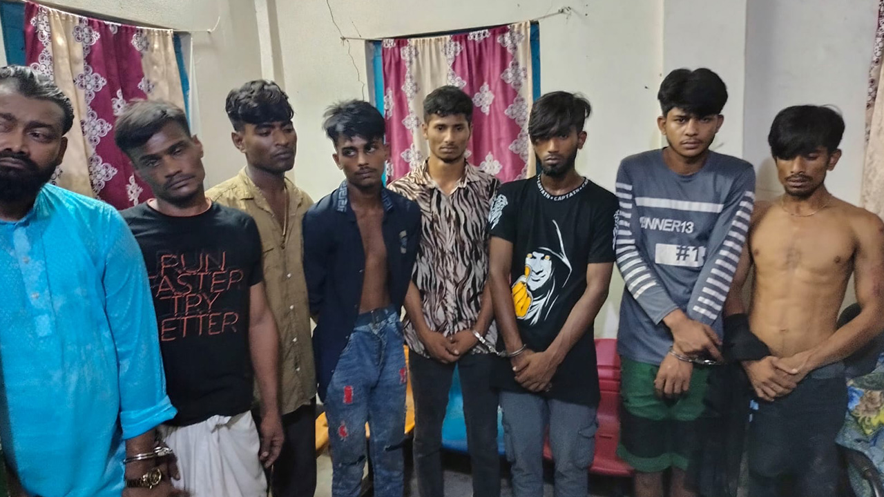 গাজীপুরের টঙ্গীতে ট্রেনে ছিনতাইয়ের ঘটনায় পুলিশের হাতে গ্রেপ্তার ৯ জন । ছবি : কালবেলা