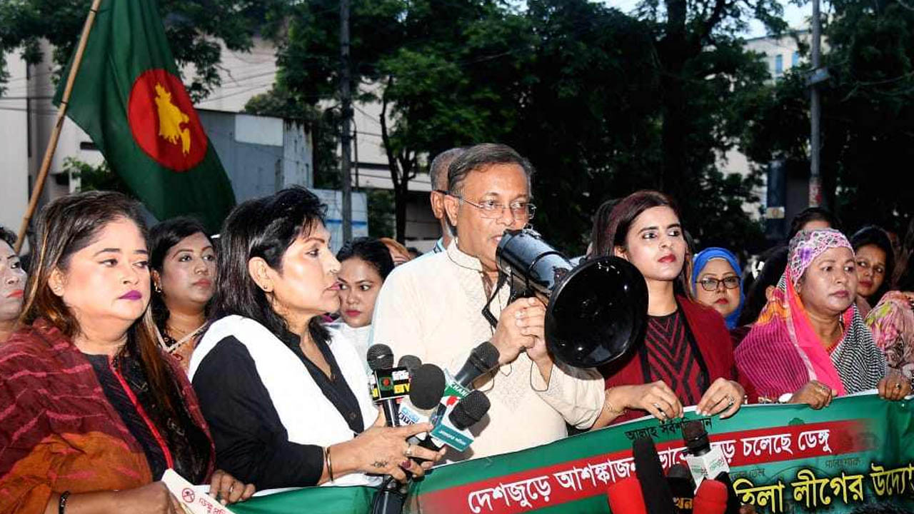 রাজধানীর শাহবাগে যুব মহিলা লীগের ডেঙ্গু প্রতিরোধ কর্মসূচিতে তথ্যমন্ত্রী হাছান মাহমুদ। ছবি : কালবলো