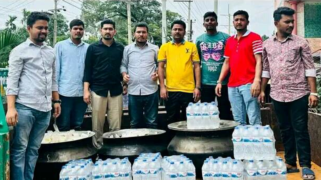 কক্সবাজারের চকরিয়ায় বন্যায় ক্ষতিগ্রস্তদের মধ্যে শুক্রবার ত্রাণসামগ্রী বিতরণ করে জেলা ছাত্রলীগ। ছবি: কলবেলা