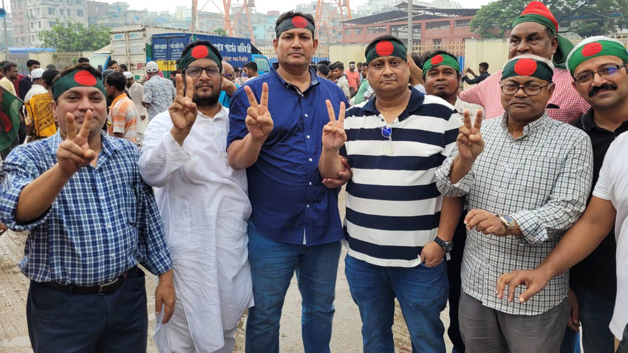 কমলাপুর স্টেডিয়ামে জড়ো হচ্ছেন বিএনপির নেতাকর্মী। ছবি : কালবেলা