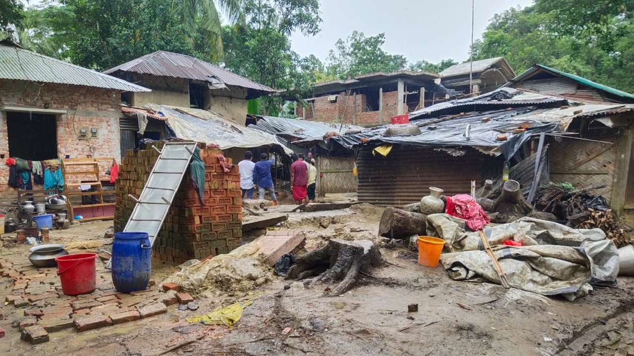 পানি নামতেই লোহাগাড়ায় দৃশ্যমান হচ্ছে ক্ষয়ক্ষতি। ছবি : কালবেলা