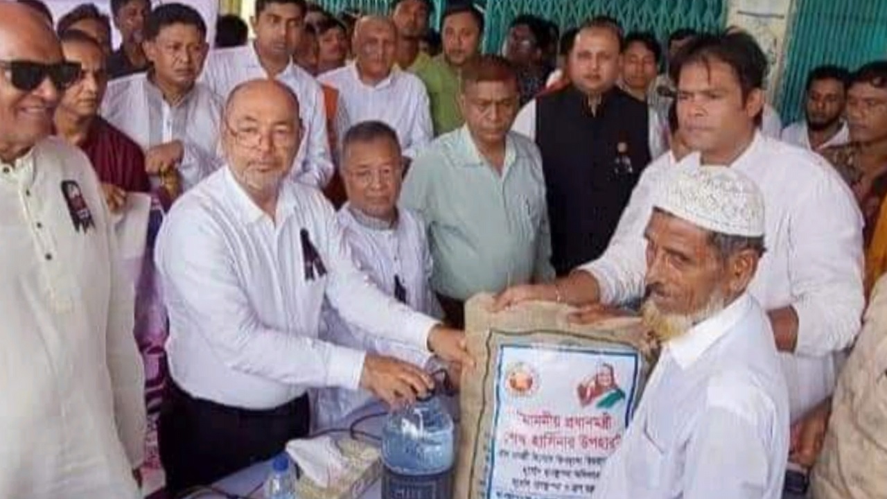 বন্যা দুর্গতদের মাঝে ত্রাণ বিতরণ করছেন ত্রাণ ও পুনর্বাসন প্রতিমন্ত্রী ডা. এনামুর রহমান। ছবি : কালবেলা
