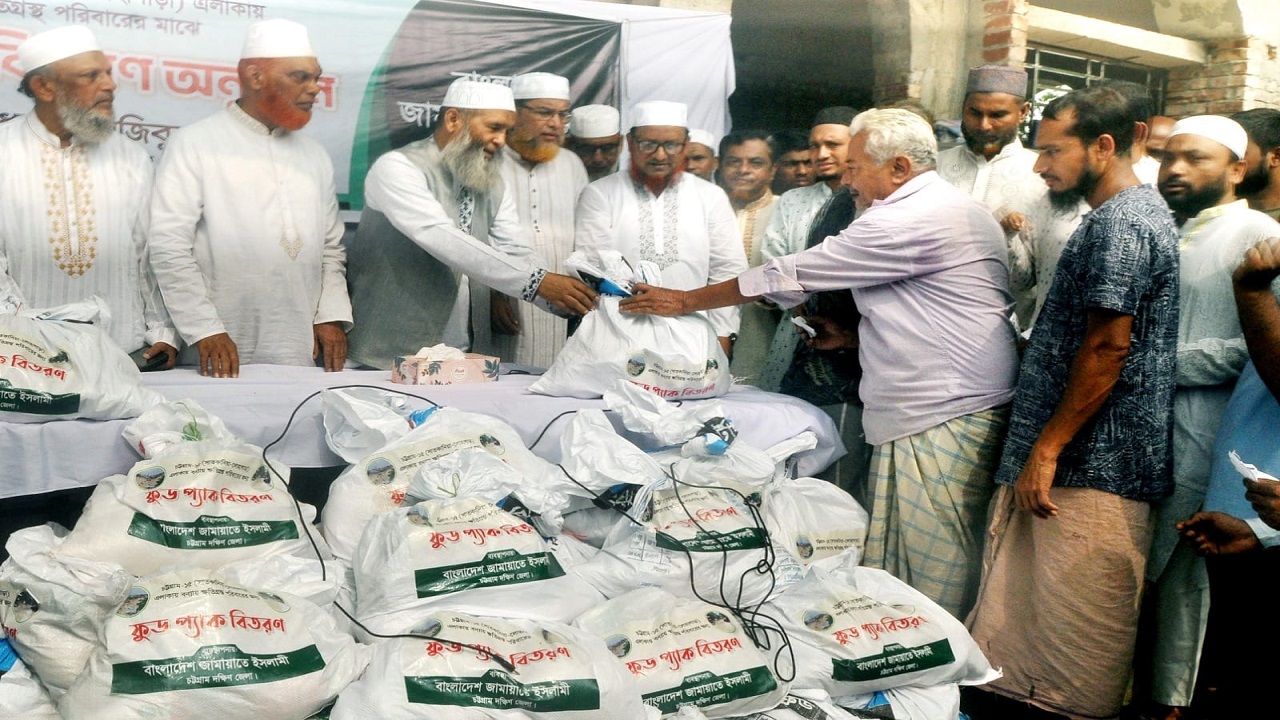 চট্টগ্রামে বন্যার্তদের মাঝে ত্রাণ বিতরণ করেন জামায়াতের ভারপ্রাপ্ত আমির অধ্যাপক মুজিবুর রহমান। ছবি : কালবেলা