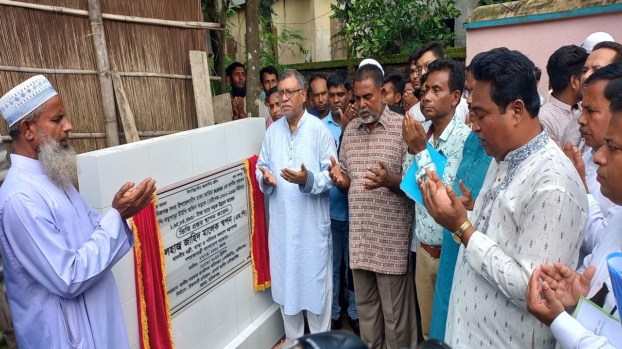 মানিকগঞ্জে রাস্তার নির্মাণকাজের ভিত্তিপ্রস্তর উদ্বোধন করছেন স্বাস্থ্যমন্ত্রী জাহিদ মালেক। ছবি : কালবেলা