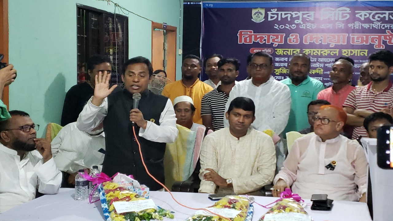 চাঁদপুর সিটি কলেজের এইচএসসি পরীক্ষার্থীদের বিদায় অনুষ্ঠানে বক্তব্য রাখছেন সুজিত রায় নন্দী। ছবি : কালবেলা