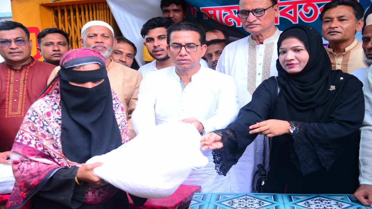 বন্যায় ক্ষতিগ্রস্ত মানুষের মাঝে খাদ্যসামগ্রী বিতরণ করছেন আমিনুল ইসলাম আমিন। ছবি : কালবেলা