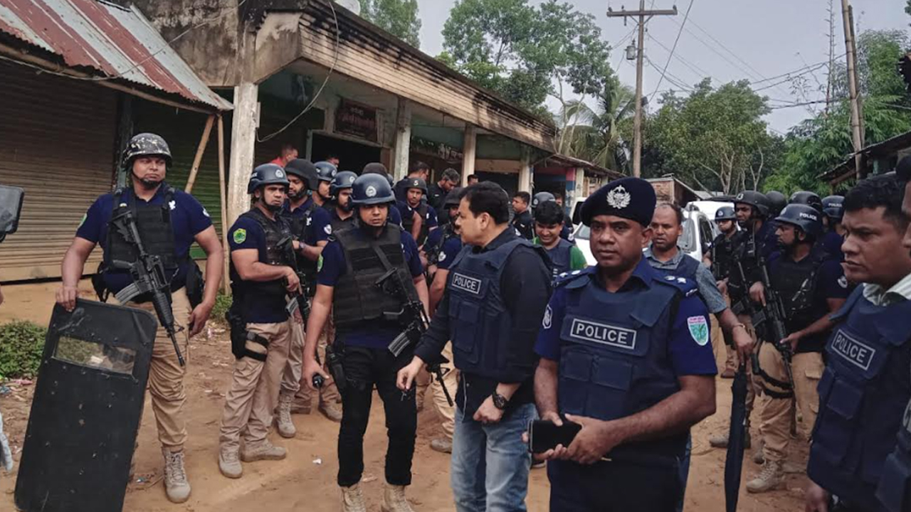 জঙ্গি আস্তানা সন্দেহে একটি বাড়িতে অভিযান চালাচ্ছে পুলিশ। ছবি : কালবেলা