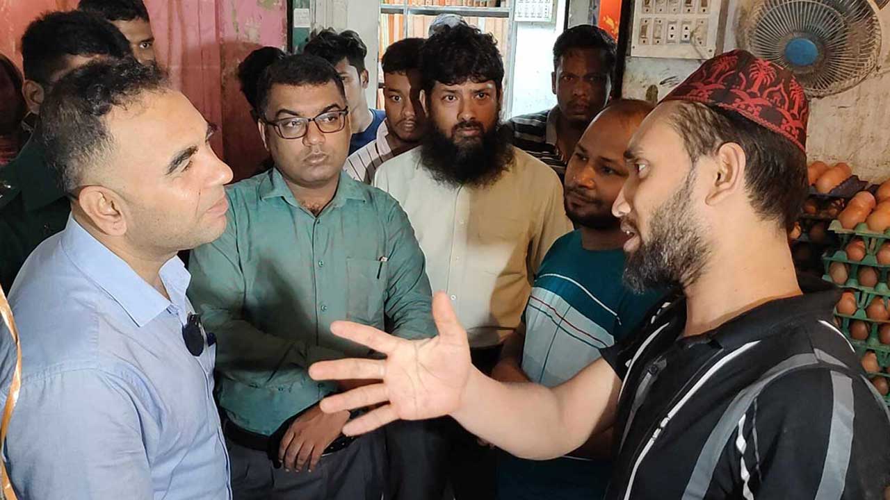 ডিমের আড়তে অভিযান। ছবি : সংগৃহীত