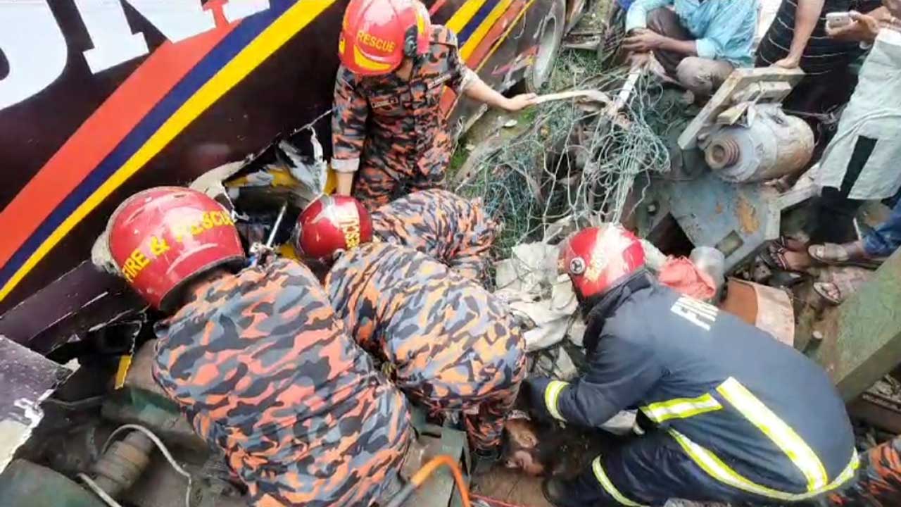 মরদেহ উদ্ধার করছেন ফায়ার সার্ভিসের সদস্যরা। ছবি : কালবেলা