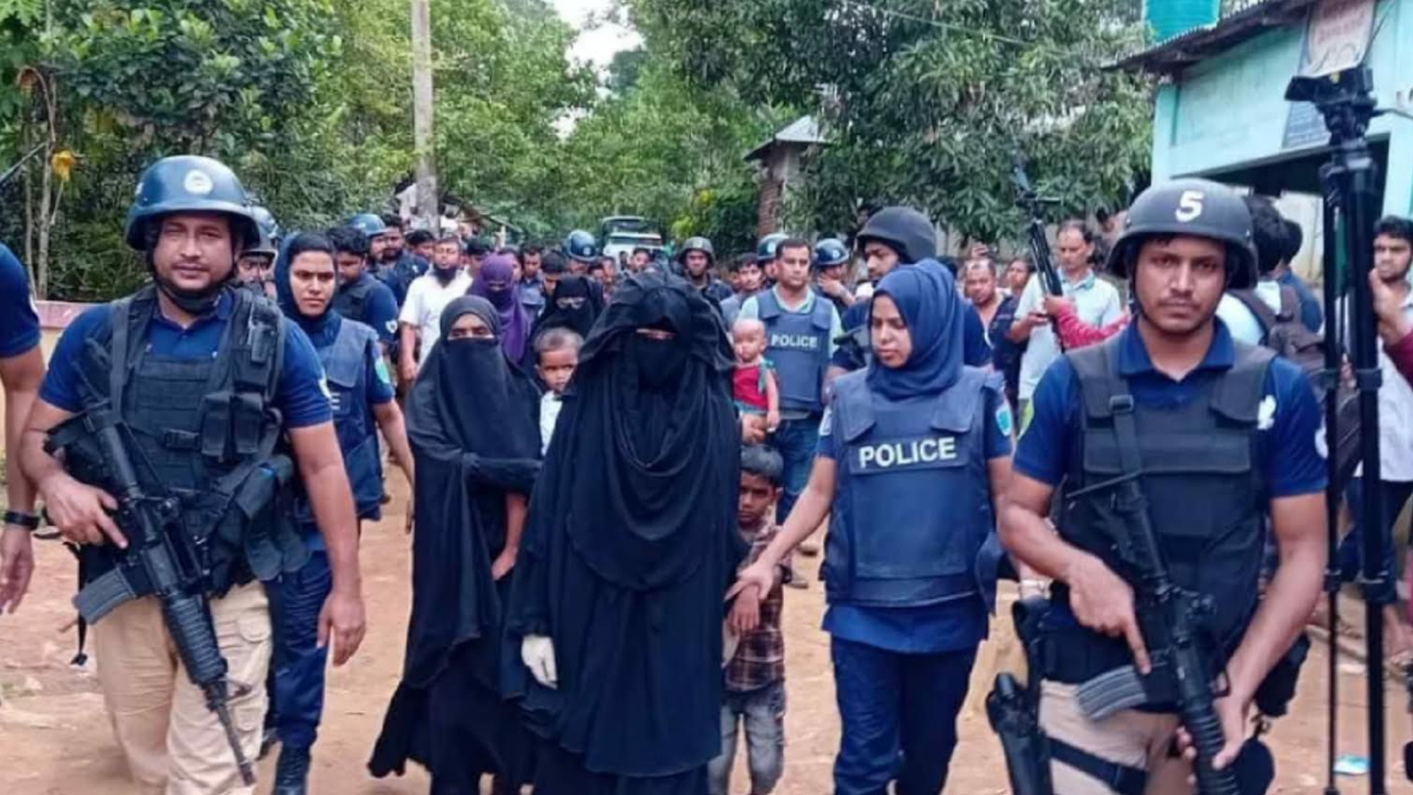 জঙ্গি সংগঠন ইমাম মাহমুদের কাফেলার সদস্যদের আটক করে নিয়ে যাচ্ছে সিটিটিসি। ছবি : কালবেলা