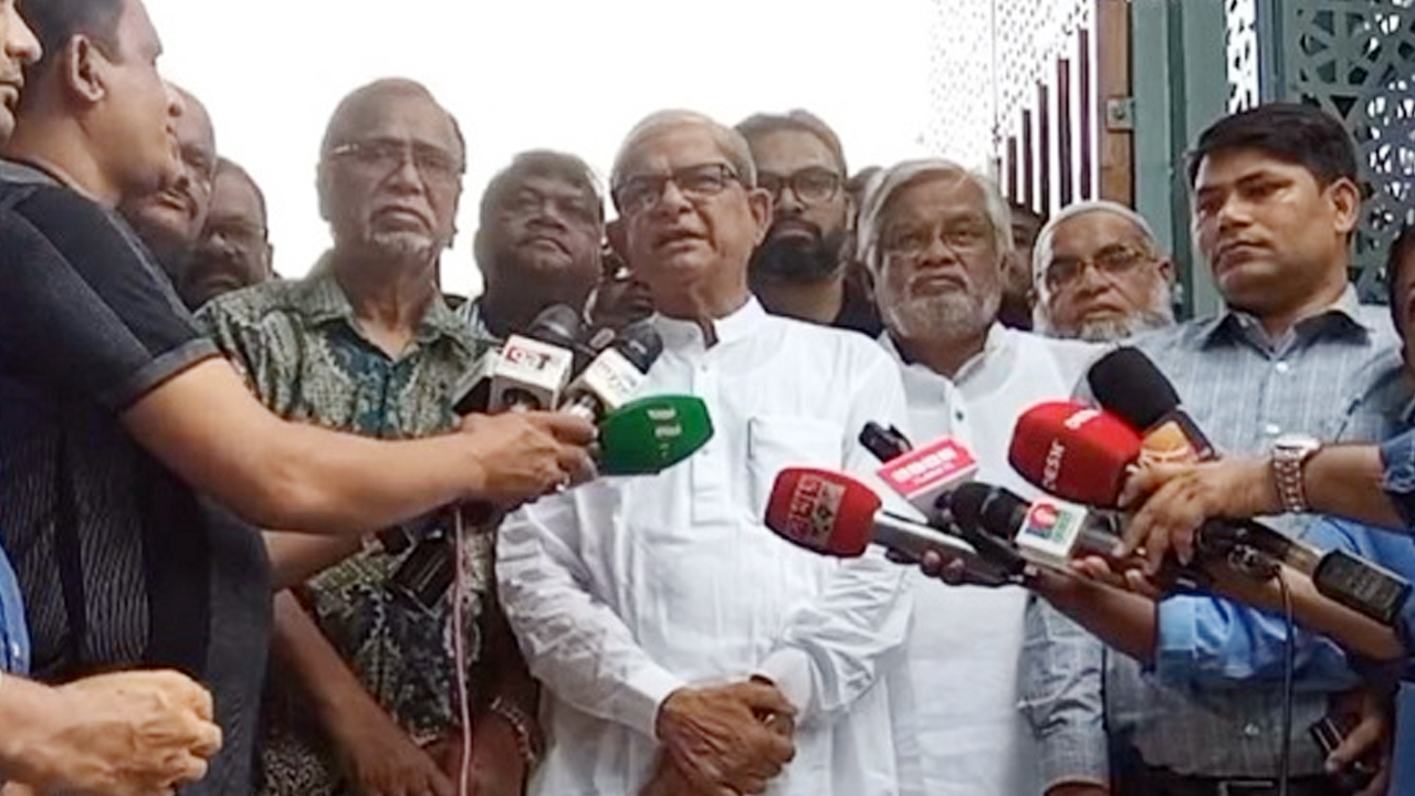 বনানী কবরস্থানে আরাফাত রহমান কোকোর কবর জিয়ারত শেষে সাংবাদিকদের সঙ্গে কথা বলছেন মির্জা ফখরুল। ছবি : সংগৃহীত