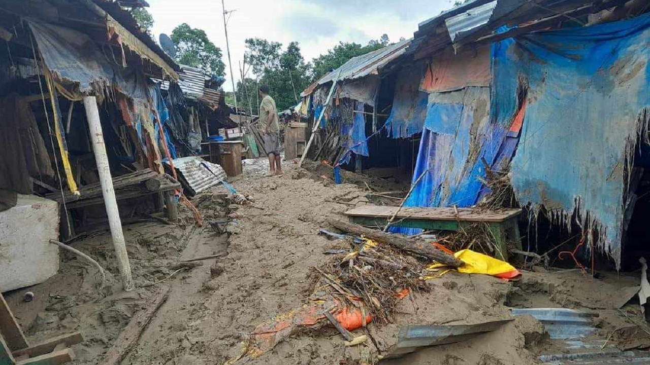 পাহাড়ি ঢলে বিধ্বস্ত রাঙামাটির বিলাইছড়ির ফারুয়া বাজার। ছবি : কালবেলা