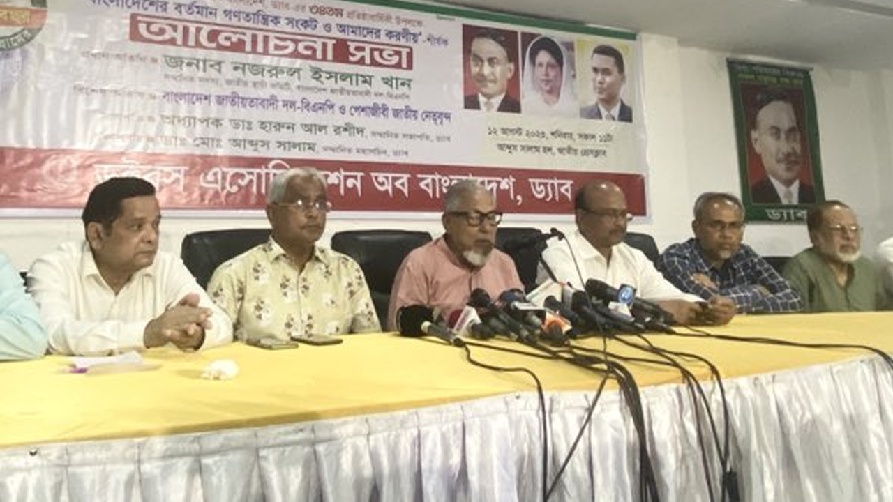 ড্যাবের ৩৪তম প্রতিষ্ঠাবার্ষিকী উপলক্ষে আয়োজিত অনুষ্ঠানে নজরুল ইসলাম খান ও অন্যরা। ছবি : কালবেলা