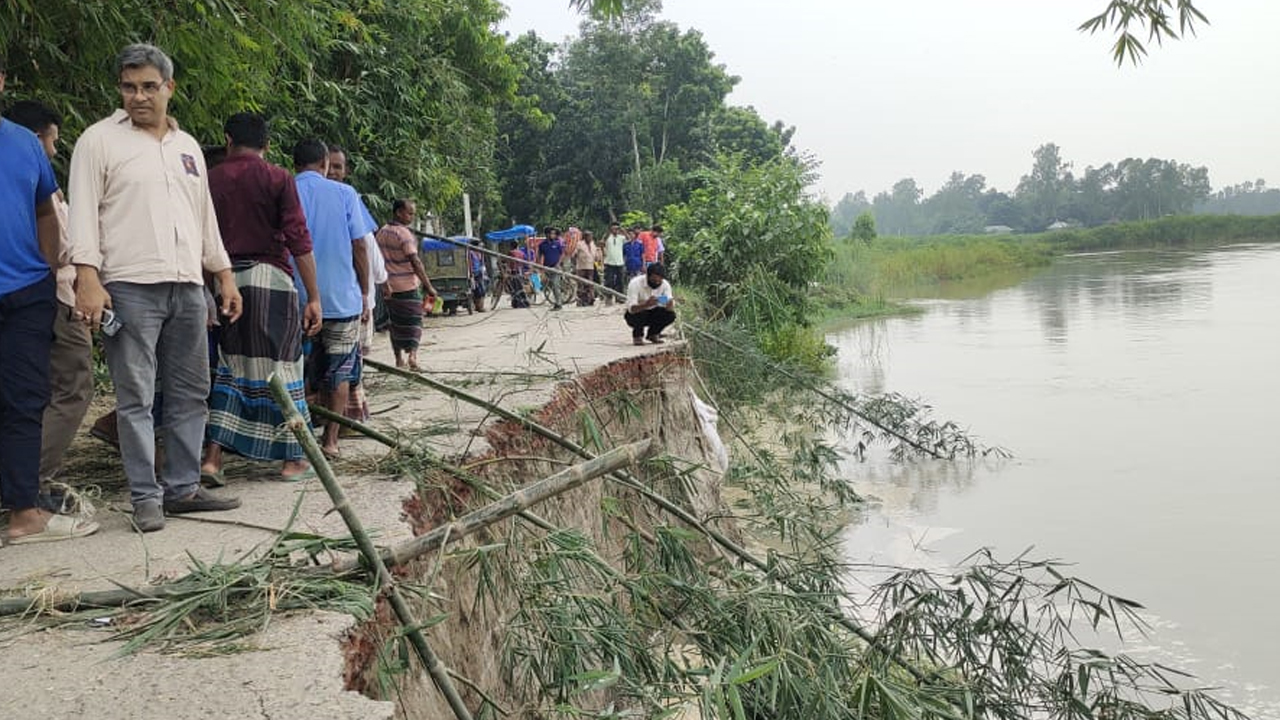 টাঙ্গাইলের সদর উপজেলার কাতুলী ইউনিয়নের চারাবাড়ি এলাকায় সড়ক ধসে ধলেশ্বরী নদীতে পড়েছে। এতে বন্ধ হয়ে গেছে যান চলাচল। ছবি : কালবেলা
