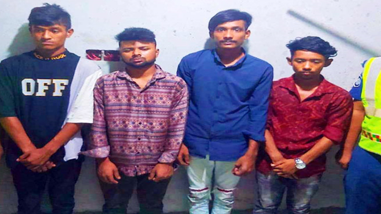 নারায়ণগঞ্জের সিদ্ধিরগঞ্জে ছিনতাইয়ের অভিযোগে শুক্রবার গ্রেপ্তার হওয়া চারজন। ছবি : কালবেলা